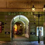 Karlova 25 *